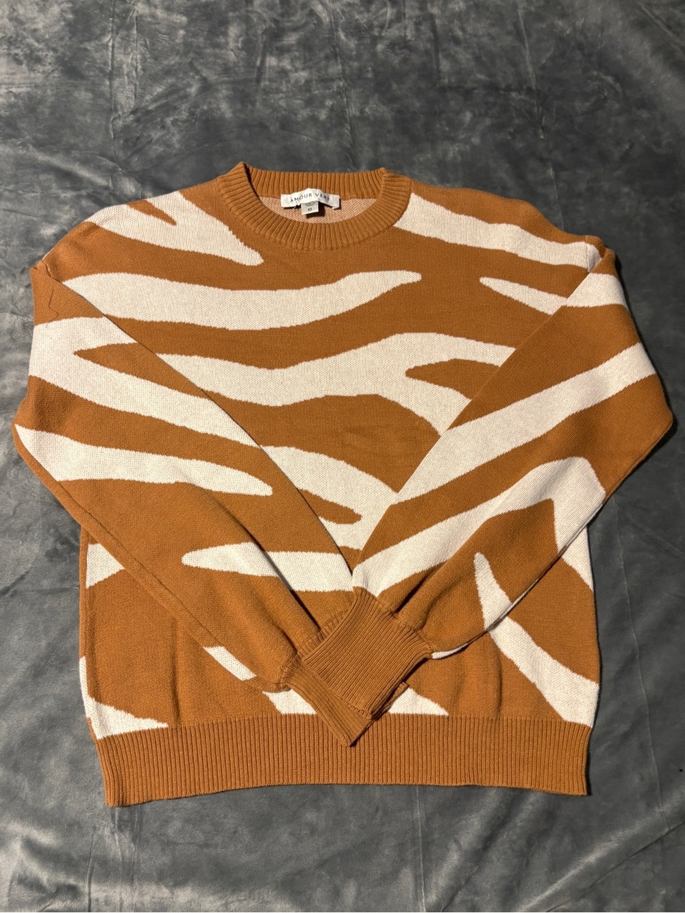 Amour Vert Adelola Crewneck Zebra Print Rust and Cream Sweater XS - Picture 2 of 9